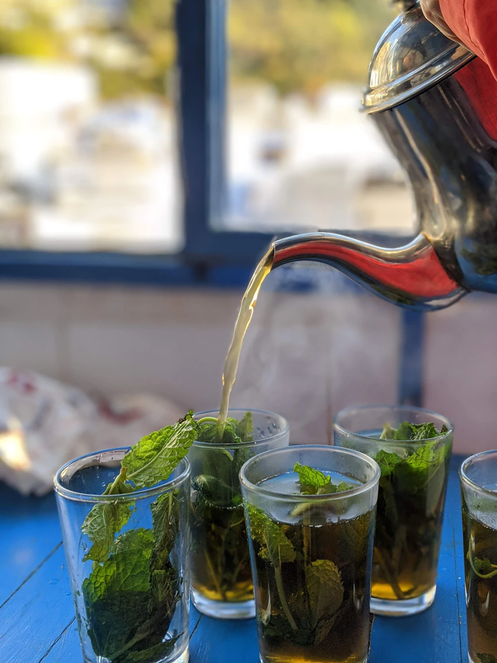 Thé à la menthe versé de haut