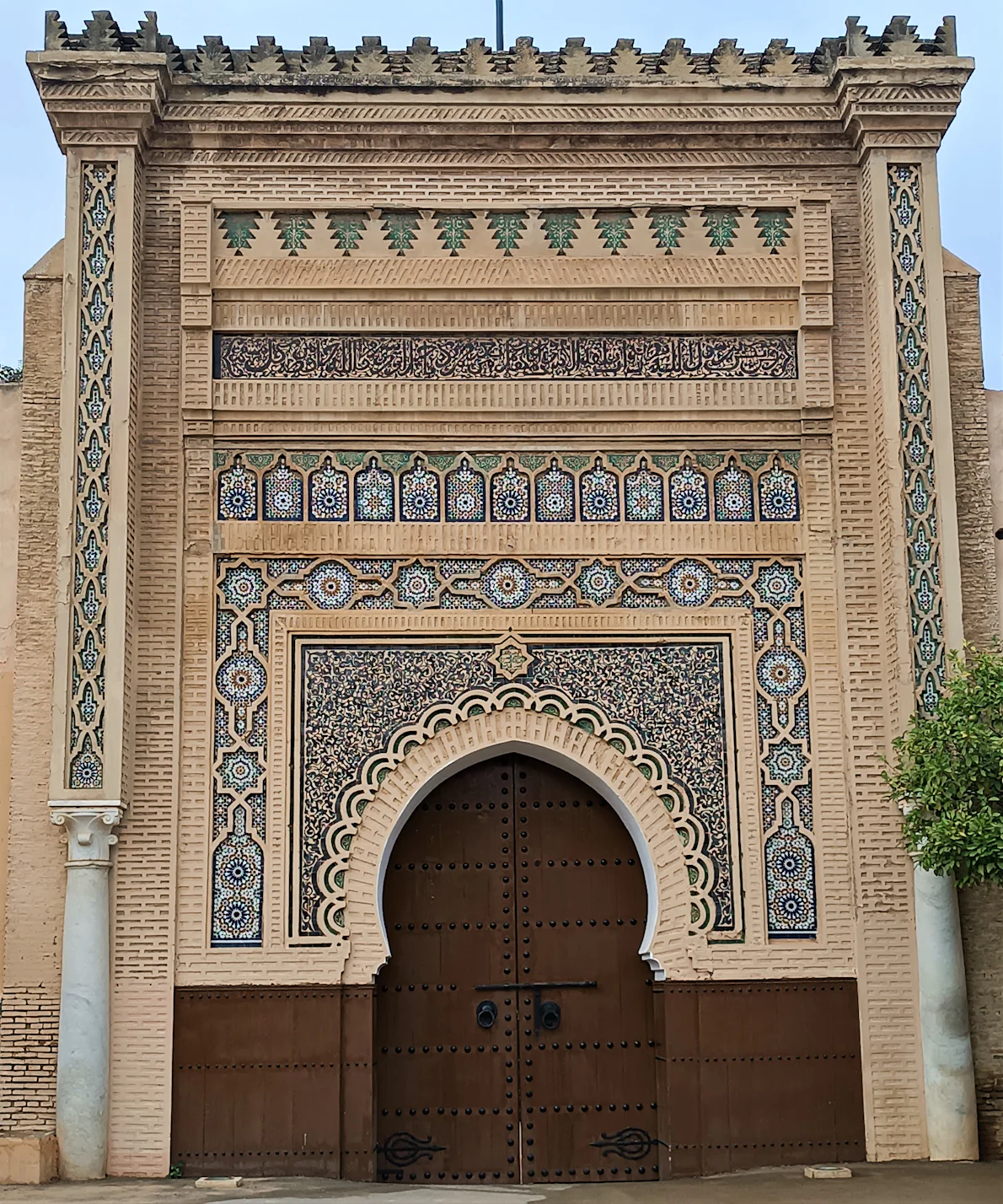 Porte monumentale ornée de zellige à Meknès