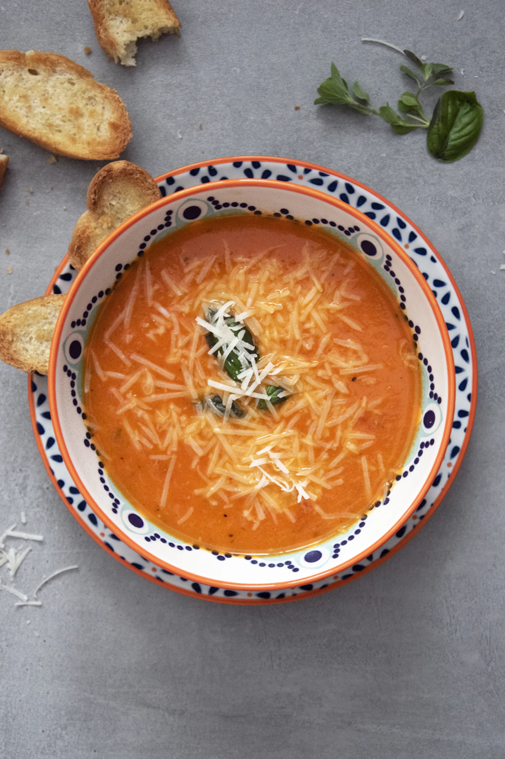 Soupe parfumée servie dans un bol marocain